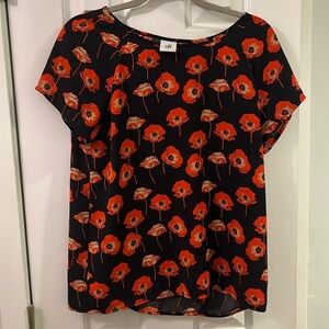 Women small Cabi blouse with slip in back. Does not show skin in back